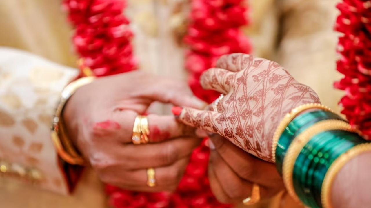 శ్రీకాకుళం జిల్లాలో దారుణం.. ట్రాక్టర్ ఢీకొని నవ దంపతులు దుర్మరణం